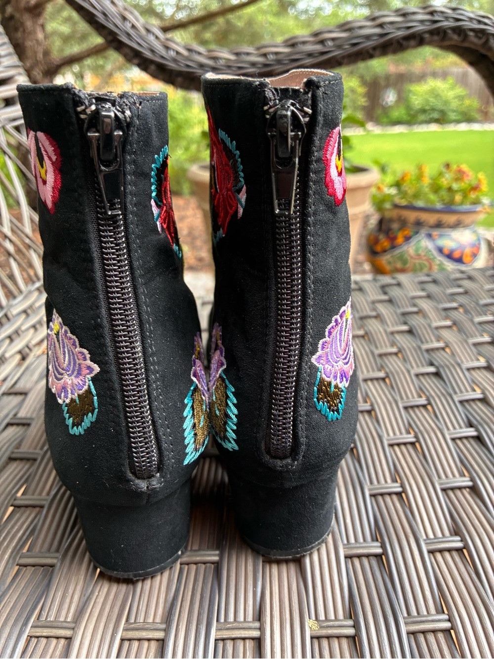 Betsey Johnson Black Embroidered Floral Ankle Boots size 61/2 - Picture 4 of 6